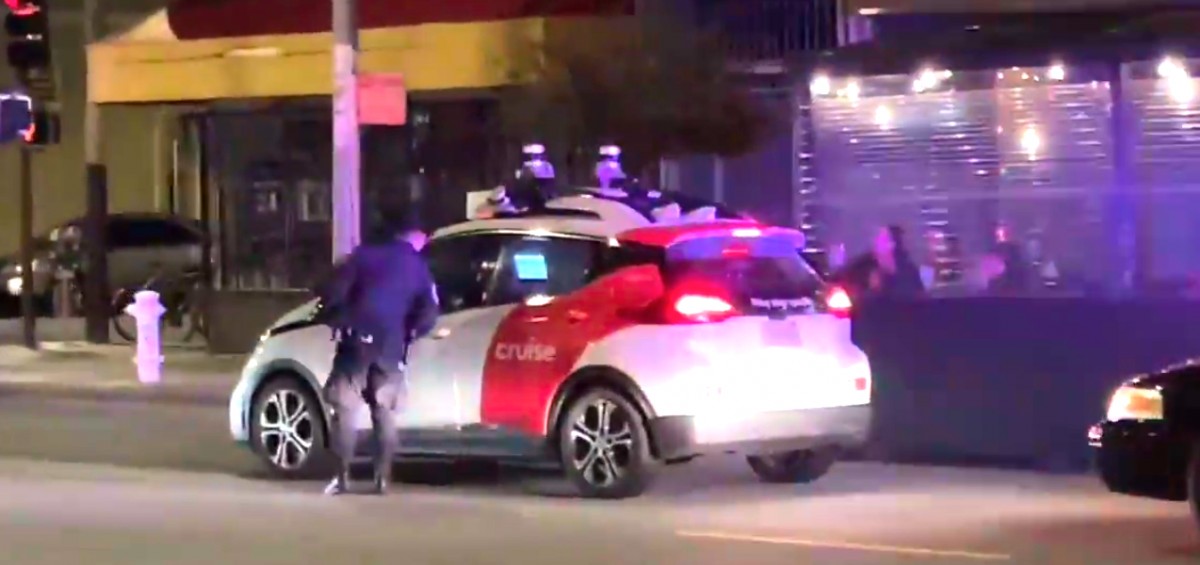 ตำรวจซานฟรานฯ งงหลังจากโบกรถให้จอดข้างถนนแต่มันว่างเปล่าไร้ซึ่งสิ่งมีชีวิตในรถ